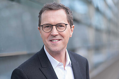 Portraitfoto des Gründers von Enerparc, Stefan Müller Portraitfoto des Gründers von Enerparc, Stefan Müller