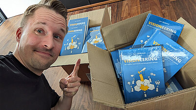 Jan Wokittel mit 2 gefüllten Kisten seines veröffentlichten Fachbuches "VISIONEERING" Jan Wokittel mit 2 gefüllten Kisten seines veröffentlichten Fachbuches "VISIONEERING"