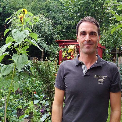 Porträtfoto Dr. Tobias Frische im Garten Porträtfoto Dr. Tobias Frische im Garten