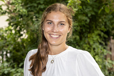 Portraitfoto von Veronika Helena Hofmann Portraitfoto von Veronika Helena Hofmann