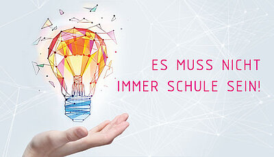 Glühbirne über der Handfläche, die eine Idee symbolisiert Glühbirne über der Handfläche, die eine Idee symbolisiert