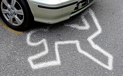 Kreidezeichnung auf Asphalt nach einem Unfall Kreidezeichnung auf Asphalt nach einem Unfall