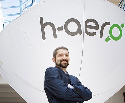 Csaba Singer, Gründer und Geschäftsführer der Hybrid-Airplane Technologies GmbH, vor dem h-aero Csaba Singer, Gründer und Geschäftsführer der Hybrid-Airplane Technologies GmbH, vor dem h-aero