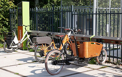 Fahrradständer mit Lastenrad und zwei weiteren Fahrrädern Fahrradständer mit Lastenrad und zwei weiteren Fahrrädern