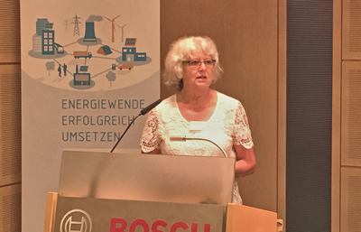 Angelika Heinzel bei der Vorstellung der VDI/VDE-Studie „Brennstoffzelle für die Elektromobilität von morgen" in Berlin. Angelika Heinzel bei der Vorstellung der VDI/VDE-Studie „Brennstoffzelle für die Elektromobilität von morgen" in Berlin.