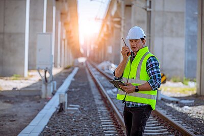 Sicherheitsingenieur auf Bahnschienen Sicherheitsingenieur auf Bahnschienen