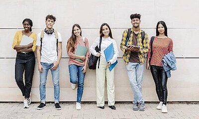 Gruppe von Jugendlichen angelehnt mit Rücken an die Wand Gruppe von Jugendlichen angelehnt mit Rücken an die Wand