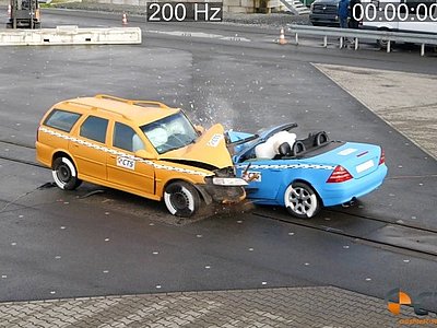 Zwei PKWs im Crashtest zur Unfallrekonstruktion Zwei PKWs im Crashtest zur Unfallrekonstruktion